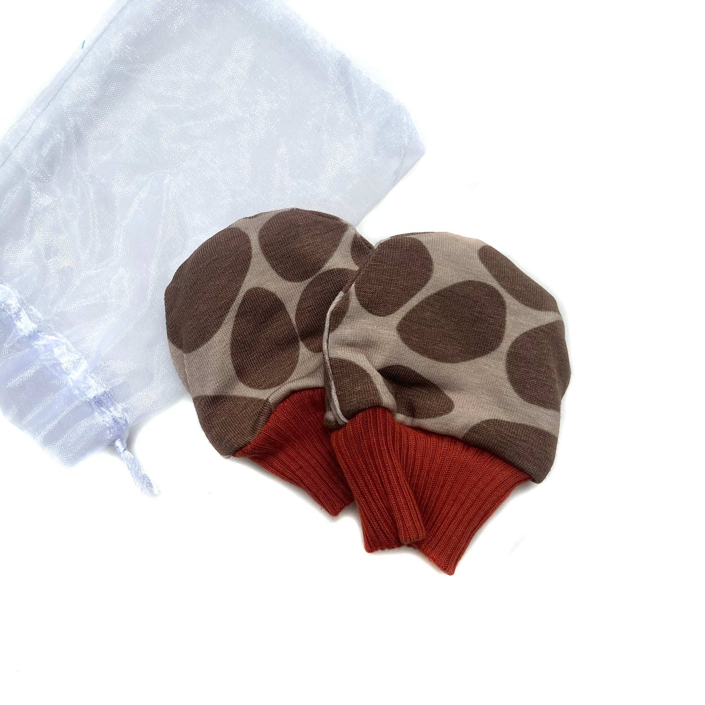 Gorgeous little baby mittens in a bold giraffe animal print, perfect for baby gifts, growing hands to give plenty of movement and to match outfits.