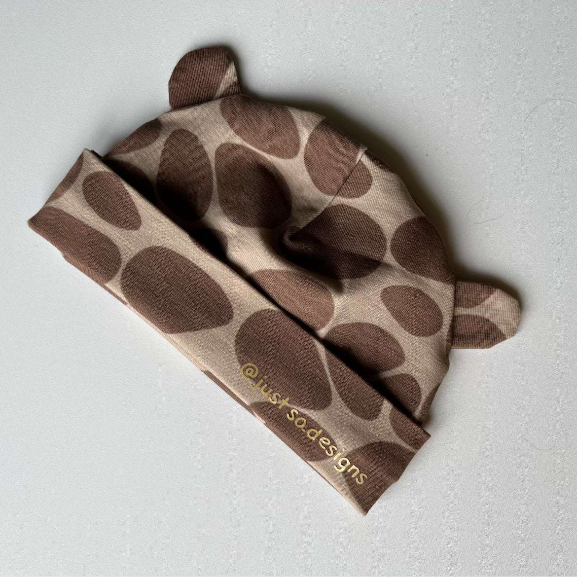 Keep your little one cozy and cute in our handmade giraffe-print beanie with playful ears. Made with soft, stretchy fabric for comfort and style. Perfect for everyday wear!