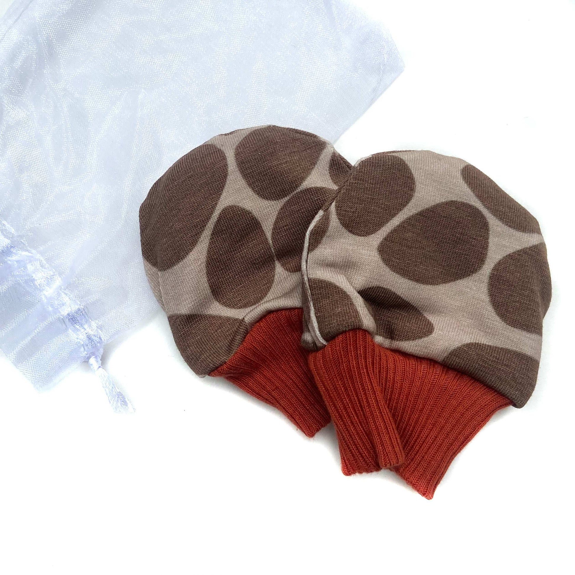 Gorgeous little baby mittens in a bold giraffe animal print, perfect for baby gifts, growing hands to give plenty of movement and to match outfits. 
