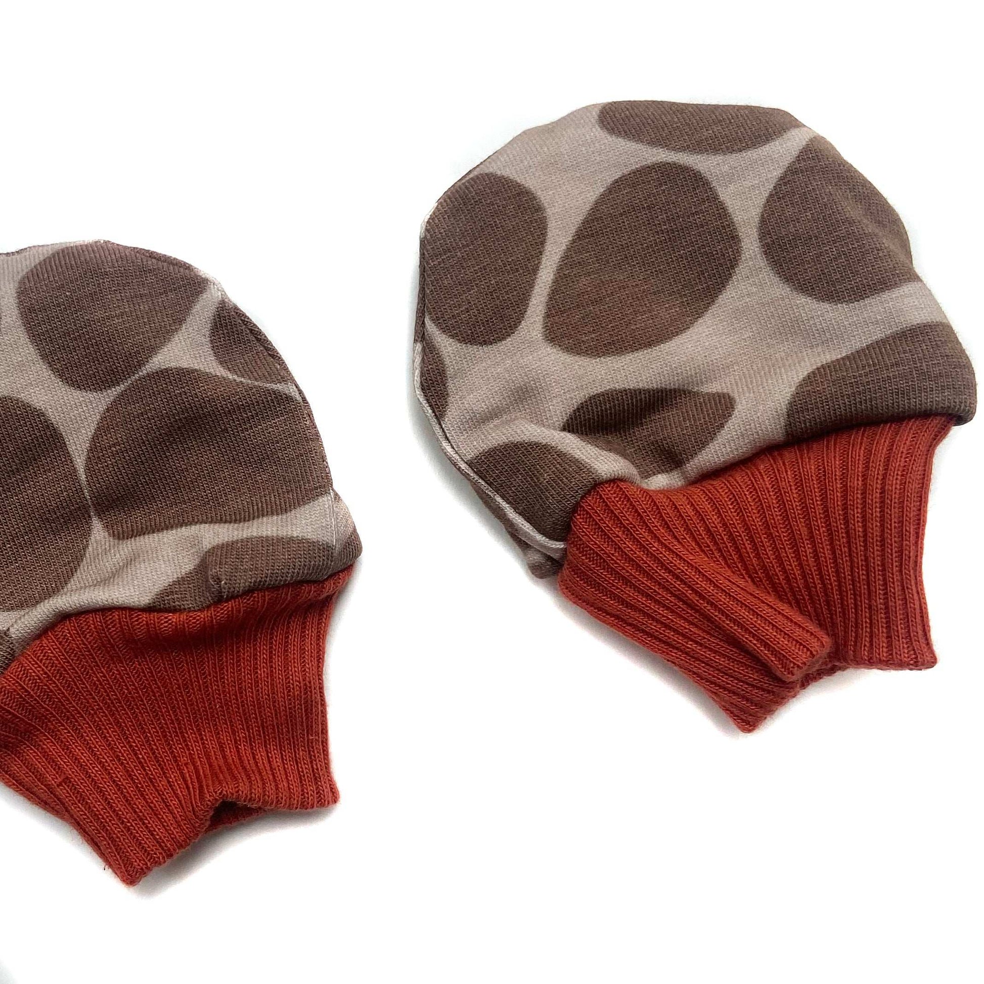 Gorgeous little baby mittens in a bold giraffe animal print, perfect for baby gifts, growing hands to give plenty of movement and to match outfits. 
